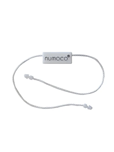 Бяла пломба за сигурност с логото на "numoco" върху правоъгълна пластмасова плочка. Пломбата е снабдена с тънък шнур за лесно закрепване.}