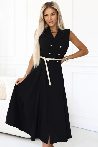 Modelka prezentuje czarną elegancką sukienkę midi bez rękawów z ozdobnymi guzikami i beżowym paskiem w talii od Numoco Basic, stojąc w jasnym, nowoczesnym wnętrzu. Stylowa, klasyczna propozycja idealna na lato, spotkania i codzienne stylizacje.}