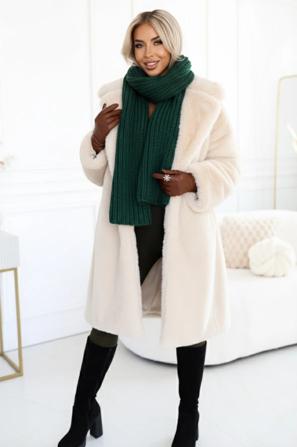 Khaki prążkowany kombinezon Kocula z dekoltem V i dopasowanym krojem, idealny na co dzień i wieczorne wyjścia