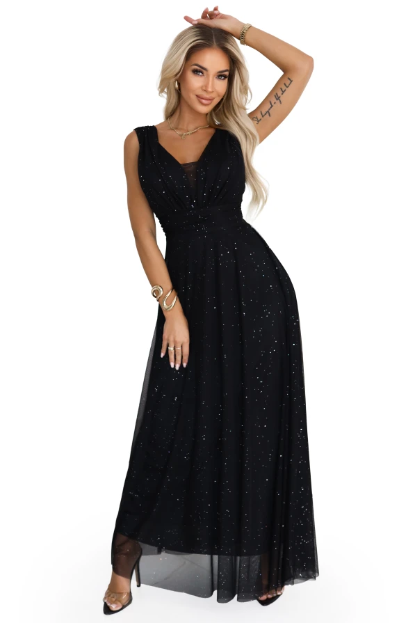 Modelka prezentuje długą czarną sukienkę wieczorową Numoco Basic z dekoltem V i połyskującymi drobinkami