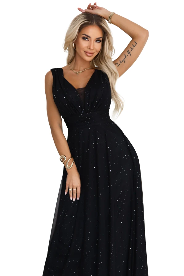 Modelka prezentuje długą czarną sukienkę wieczorową Numoco Basic z dekoltem V i połyskującymi drobinkami