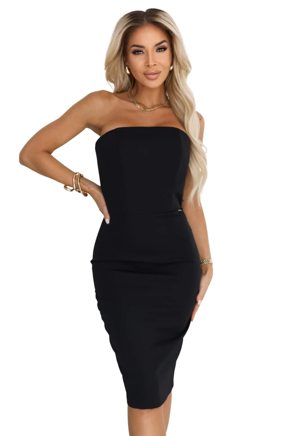 Czarna ołówkowa sukienka Claudine bez ramiączek – modelka pokazuje elegancki fason idealny na wieczór i specjalne okazje.