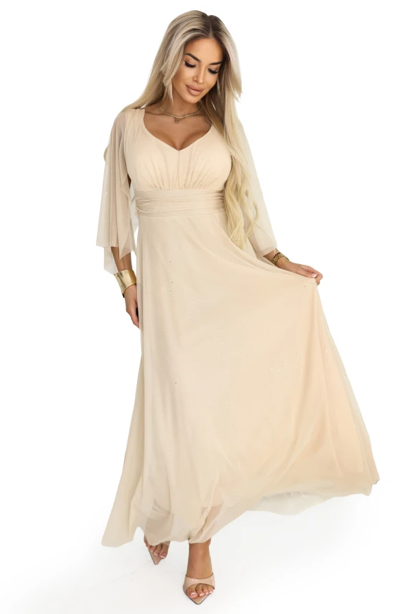 Макси рокля в цвят шампанско бежово с деликатен блясък, подчертана талия и леки тюлени ръкави