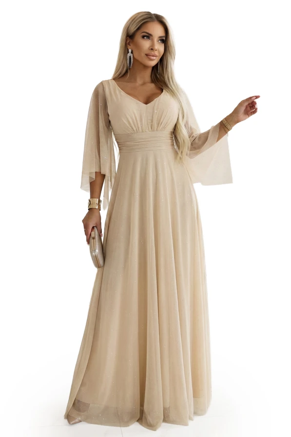 Макси рокля в цвят шампанско бежово с деликатен блясък, подчертана талия и леки тюлени ръкави